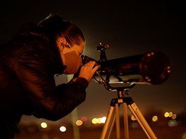 Rodiny pouívají dalekohledy, aby mohly pozorovat Betlémskou hvzdu, kterou...