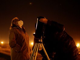 Rodiny pouívají dalekohledy, aby mohly pozorovat Betlémskou hvzdu, kterou...