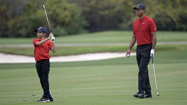 Tiger Woods se synem Charliem na exhibinm turnaji v Orlandu.