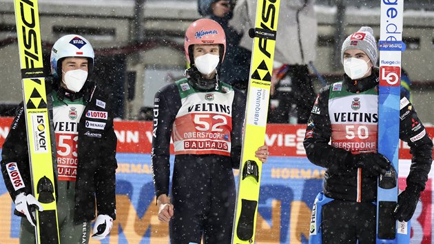 Zleva Kamil Stoch, Karl Geiger a Marius Lindvik.