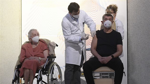 Vlen veternka Emilie epkov (vlevo) a premir Andrej Babi (vpravo) dostali jako prvn v prask stedn vojensk nemocnici okovn proti nemoci covid-19. (27. prosince 2020)