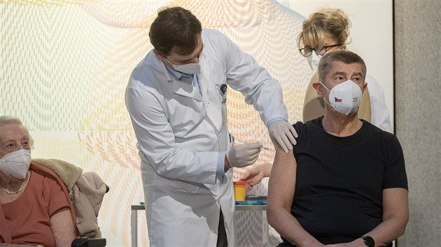 Premiér Andrej Babiš dostal vakcínu jako první, po něm následovala válečná veteránka Emilie Řepíková. (27. prosince 2020)