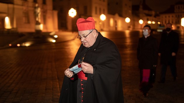 Kardinál Dominik Duka kráčí na půlnoční mši. (24. prosince 2020)