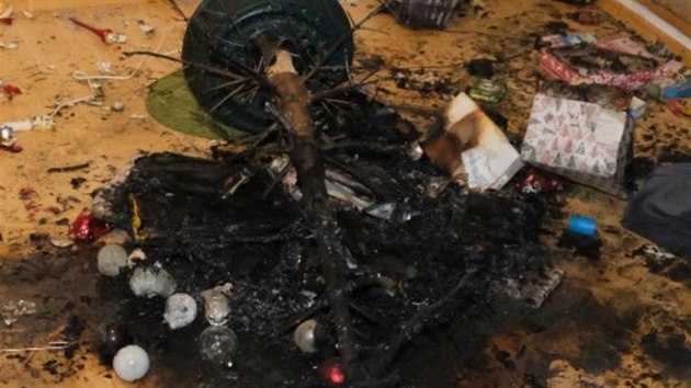 Prat hasii na tdr den zasahovali u poru vnonho stromku v Kri. (24. prosince 2020)