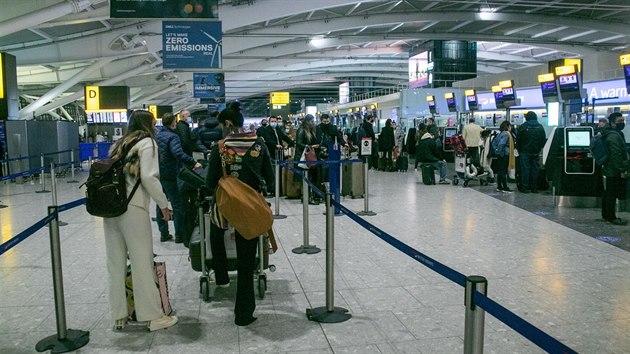 Na londnskm letiti Heathrow byla v sobotu po oznmen novch restrikc na jihu a vchod Anglie situace poklidn. (19. prosince 2020)