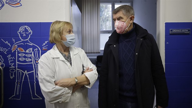 Premir Andrej Babi se primky Kliniky infeknch, parazitrnch a tropickch nemoc Nemocnice na Bulovce Hany Rohov ptal na pipravenost na okovn proti covidu-19. (20. prosince 2020)