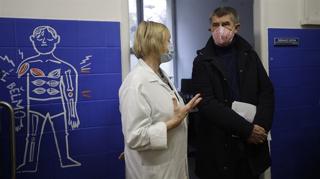 Premir Andrej Babi se primky Kliniky infeknch, parazitrnch a tropickch nemoc Nemocnice na Bulovce Hany Rohov ptal na pipravenost na okovn proti covidu-19. (20. prosince 2020)