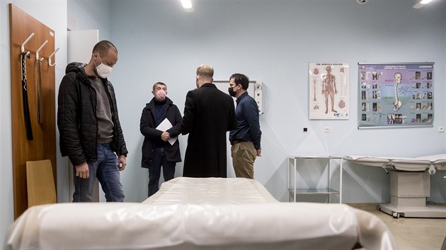 Premir Andrej Babi v nedli rno zavtal do stedn vojensk nemocnice, kde ovil pipravenost zazen na okovn proti covidu-19. (20. prosince 2020)