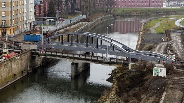Stavaři dokončili náročné nasunutí téměř 300 tun vážící mostní konstrukce přezdívané Rejnok nad řeku Moravu v Olomouci na Masarykově třídě. (22. 12. 2020)
