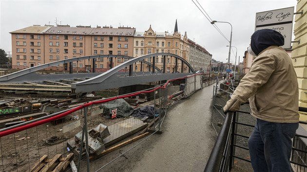 Stavai dokonili nron nasunut tm 300 tun vc mostn konstrukce pezdvan Rejnok nad eku Moravu v Olomouci na Masarykov td.  (22. 12. 2020)
