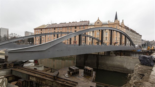 Stavaři dokončili náročné nasunutí téměř 300 tun vážící mostní konstrukce přezdívané Rejnok nad řeku Moravu v Olomouci na Masarykově třídě.