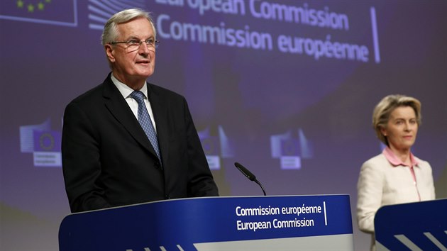 Pedsedkyn Evropsk komise Ursula von der Leyenov a hlavn vyjednava Evropsk unie Michel Barnier (24. prosince 2020)