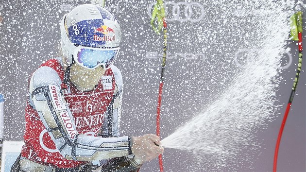 Ester Ledecká slaví v záplavě šampaňského vítězství v super-G ve Val d’Isere.