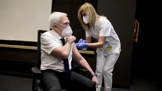Chirurg Pavel Pafko se nechal jako prvn� v motolsk� nemocnici v Praze o�kovat proti nemoci covid-19. (27. prosince 2020)