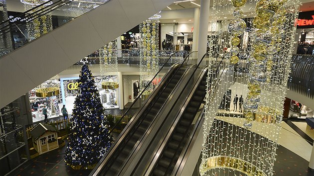 Mezi st�l� z�kazn�ky firmy pat�� i velk� obchodn� centra nap��� republikou. Na sn�mku je OC Forum v �st� nad Labem.