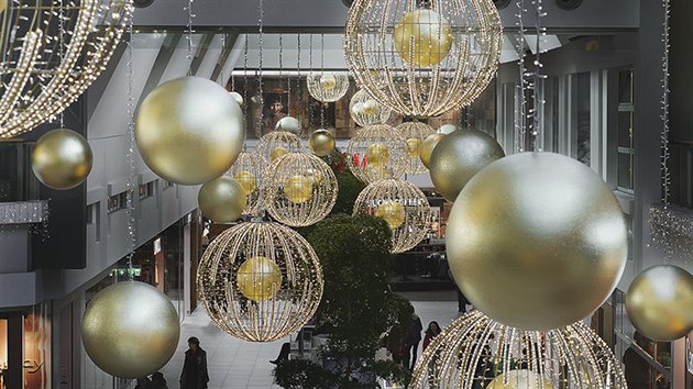 Mezi st�l� z�kazn�ky firmy pat�� i velk� obchodn� centra nap��� republikou.