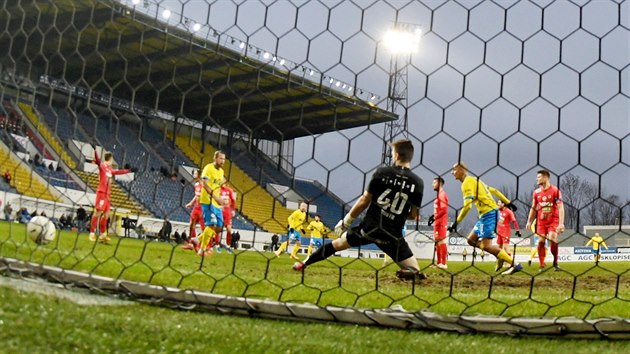 Brněnský brankář Martin Šustr právě inkasoval gól od Tomáše Kučery z Teplic.