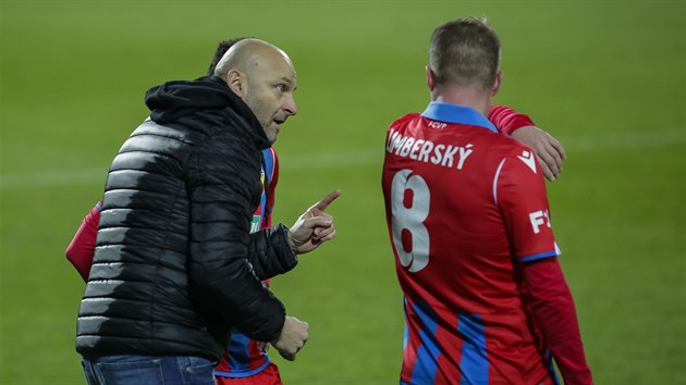 Plzeňský trenér Adrián Guľa promlouvá k obránci Davidu Limberskému.