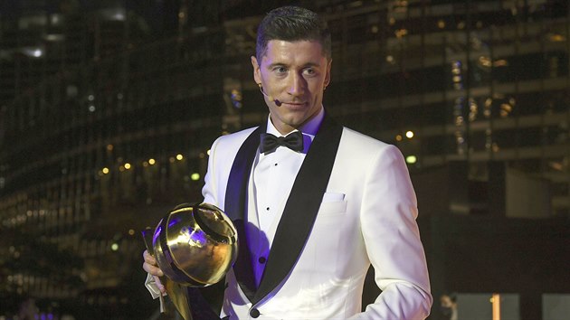 Robert Lewandowski s trofej pro nejlepho hre roku Globe Soccer Awards