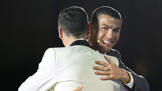 Cristiano Ronaldo se pi galaveeru Globe Soccer Awards na pdiu zdrav s Robertem Lewandowskm.