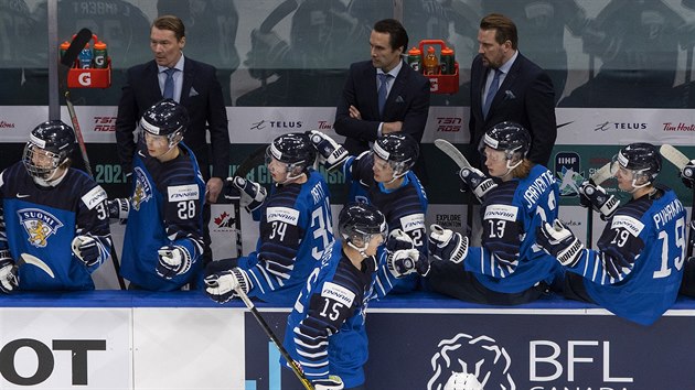 Hokejist Finska do 20 let oslavuj gl Antona Lundella v utkn proti vcarsku.