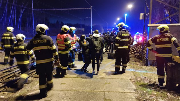 U Hlubok nad Vltavou vykolejil rychlk (19. prosince 2020)