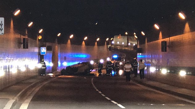 Nehoda policejního auta u výjezdu z tunelu Blanka v Troji (20. prosince 2020)