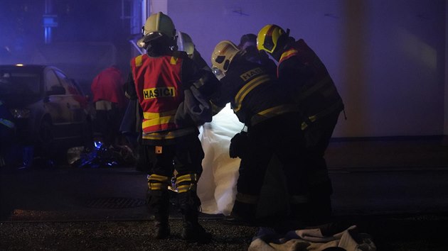 V Dolanech u Olomouce narazilo auto do domu, pak zaalo hoet a plameny peskoily i na gar a pdu domu. (20. prosince 2020)