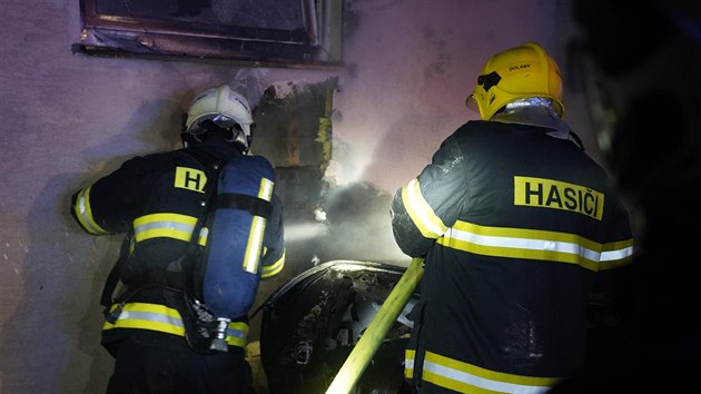V Dolanech u Olomouce narazilo auto do domu, pak začalo hořet a plameny přeskočily i na garáž a půdu domu. (20. prosince 2020)