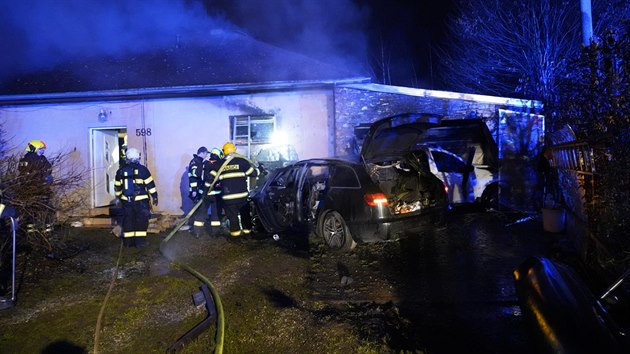 V Dolanech u Olomouce narazilo auto do domu, pak začalo hořet a plameny přeskočily i na garáž a půdu domu. (20. prosince 2020)