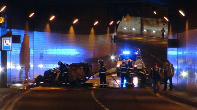 Nehoda policejního vozu při výjezdu z tunelu Blanka ve směru na Troju a Holešovice (20. prosince 2020)