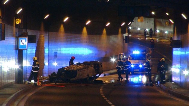 Nehoda policejního vozu při výjezdu z tunelu Blanka ve směru na Troju a Holešovice (20. prosince 2020)