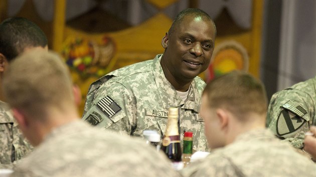 Americký generál Lloyd Austin při oslavě posledního Dne díkůvzdání v iráckém Bagdádu v listopadu 2011