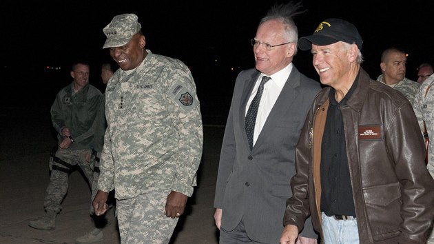 Americký generál Lloyd Austin, velvyslanec v Iráku James Jeffrey a někdejší viceprezident Joe Biden v roce 2011