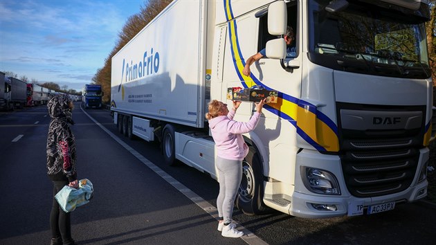 Tisíce řidičů kamionů stále čekají na hranicích Británie, jelikož Francie uzavřela hranice kvůli nové mutaci koronaviru ve Spojeném království. (25. prosince 2020)