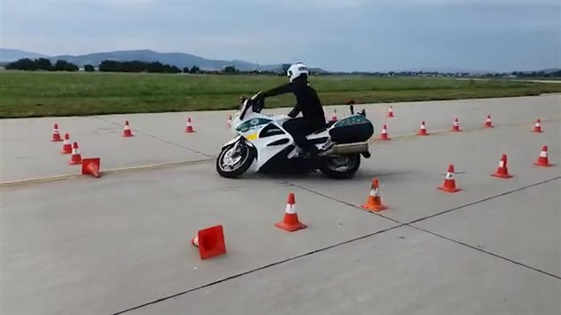 Machr za �id�tky ukazuje, co mus� um�t policista