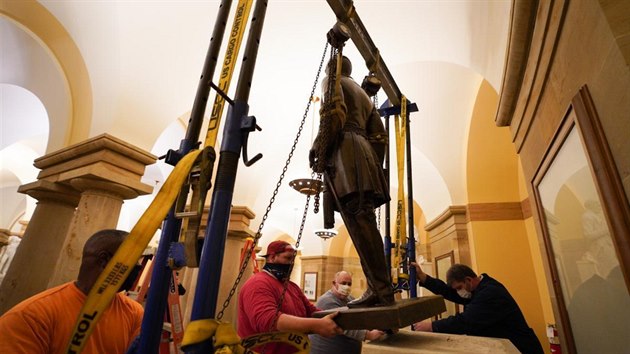 Virginie ze sdla americkho Kongresu odstranila sochu generla otroksk jiansk Konfederace Roberta Leeho, kterou tam ped 111 lety umstila. (21. prosince 2020)