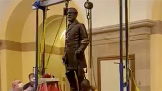 Workers remove statue of Robert E. Lee from crypt of the U.S. Capitol in Washington, DC, U.S. this December 21, 2020 still image from a social media video. Tim Kaine/Handout via REUTERS ATTENTION EDITORS - THIS IMAGE HAS BEEN SUPPLIED BY A THIRD PARTY. NO RESALES. NO ARCHIVES. MANDATORY CREDIT. MUST CREDIT TIM KAINE.
