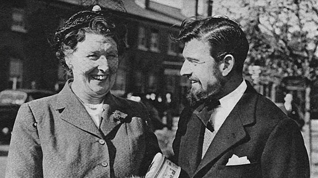 Nkdej britsk dvojit agent George Blake (na kraji vlevo) se svou matkou po proputn z korejskho vzen. Nsledn nabdl sv sluby Sovtskmu svazu a stal se dvojitm agentem (1. dubna 1953)