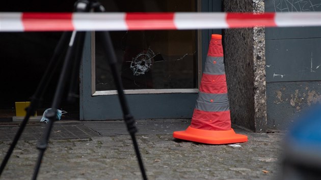 Policist zkoumaj msto stelby v Berln. tyi lid byli vn zranni. (26. prosince 2020)
