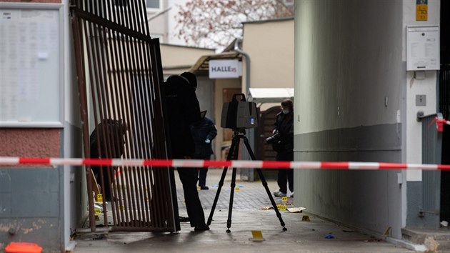 Policist zkoumaj msto stelby v Berln. tyi lid byli vn zranni. (26. prosince 2020)