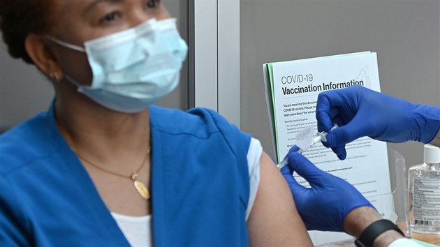 Očkování zdravotníků v newyorské nemocnici Mount Sinai Hospital vakcínou proti koronaviru (15. prosince 2020)