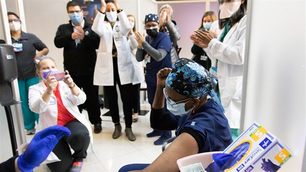 Očkování zdravotníků v newyorské nemocnici Mount Sinai Hospital vakcínou proti koronaviru. (15. prosince 2020)