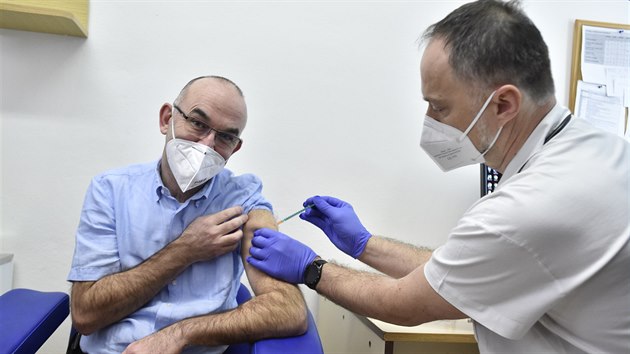 Ministr zdravotnictví Jan Blatný dostal 27. prosince 2020 jako jeden z prvních ve Fakultní nemocnici Brno v den zahájení očkování proti nemoci covid-19 dávku vakcíny. (27. prosince 2020)