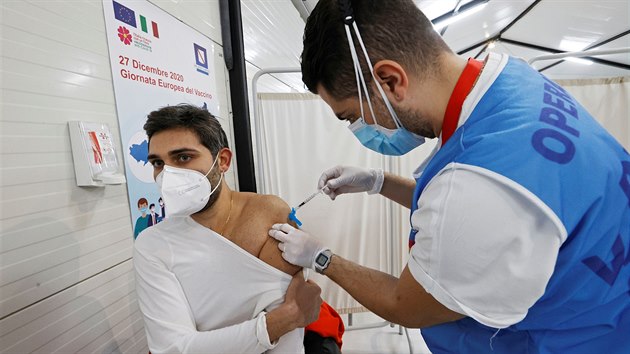 V Itlii zaalo okovn proti koronaviru. (27. prosince 2020)