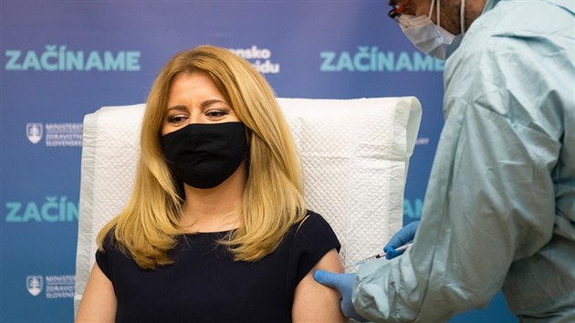 Slovenská prezidentka Zuzana Čaputová se nechává očkovat vakcínou proti koronaviru. (27. prosince 2020)