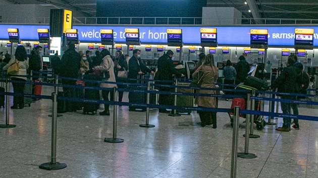 Cestující čekají na odlet na londýnském letišti Heathrow. (20. prosince 2020)
