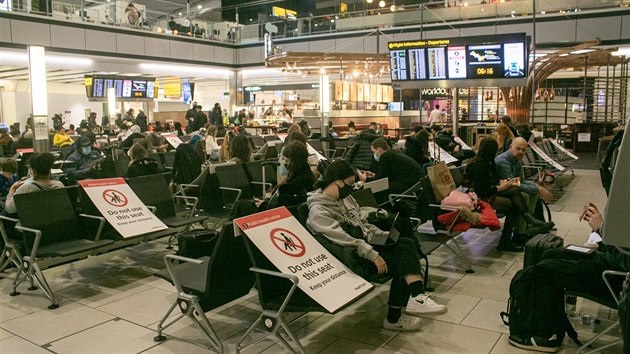 Cestujc ekaj na odlet na londnskm letiti Heathrow. (20. prosince 2020)
