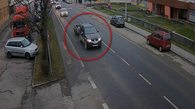 Kamera zachytila SUV s pvsnm vozkem, ze kterho vypadl plastov sud.