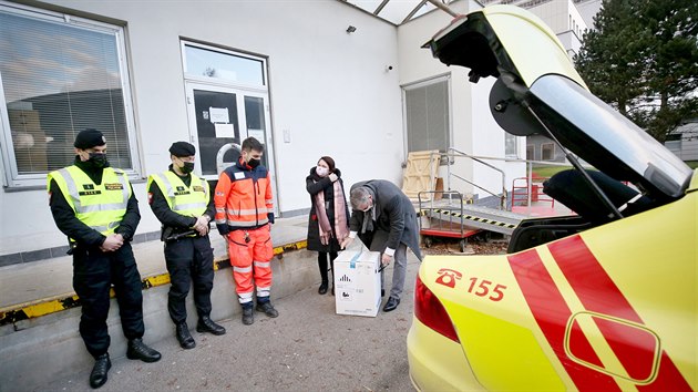 Do Fakultn nemocnice Brno dorazily prvn dvky vakcny na koronavirus. (26. prosince 2020)